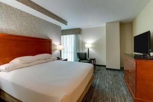 Tempat tidur dalam kamar di Drury Inn & Suites Independence Kansas City