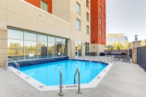 - une piscine dans la cour d'un bâtiment dans l'établissement Drury Inn & Suites Independence Kansas City, à Blue Springs