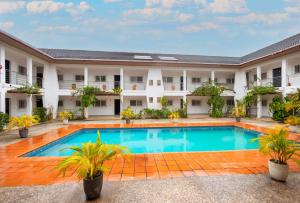 une image d'une piscine en face d'un bâtiment dans l'établissement Luxurious Estate, à Sékondi