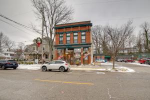 um carro estacionado num parque de estacionamento em frente a um edifício em Historic Downtown Saugatuck Loft Apartment! em Saugatuck