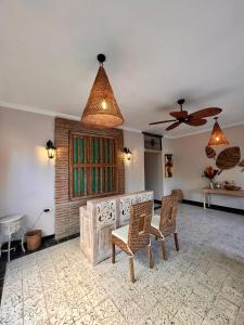 een woonkamer met stoelen en een tafel en een plafondventilator bij Colonial Beach Airport Hotel in Cartagena