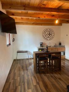 a kitchen with a table and chairs in a room at Cabaña Beto’s in Mazamitla