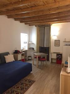 una camera con letto e tavolo di Centro Storico Home a Torino