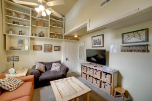 uma sala de estar com um sofá e uma televisão em Updated Apt 1 Block to Water St and Kalamazoo River em Saugatuck