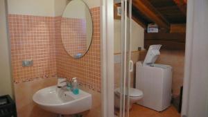 un bagno con lavandino, WC e specchio di Lo Galetas - Alloggio ad uso turistico-VDA-LT-AOSTA-0100 ad Aosta Altre 14 foto