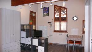 Camera con scrivania, TV e tavolo. di Lo Galetas - Alloggio ad uso turistico-VDA-LT-AOSTA-0100 ad Aosta