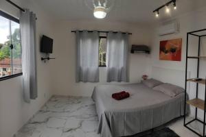 裴尼多的住宿－Casa Nova no Centro de Penedo，一间卧室设有一张大床和一个窗户。