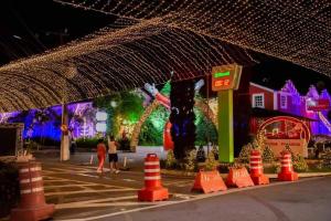 a christmas display at a resort with christmas lights at Casa Nova no Centro de Penedo in Penedo