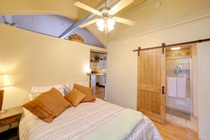 um quarto com uma cama e uma ventoinha de tecto em Charming Saugatuck Condo with Private Deck and Grill! em Saugatuck