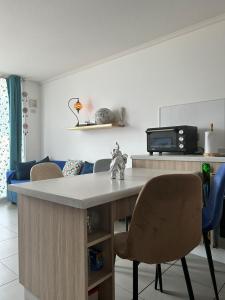 a kitchen with a table with chairs and a couch at Arriendo diario departamento completamente amoblado in Iquique