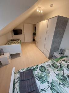 an overhead view of a room with a bed and cabinets at Reinfeld Zentral in Reinfeld