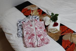 łóżko z ubraniami i ręcznikami w obiekcie 赤羽Japanese-Style private Villa & Bike w Tokio