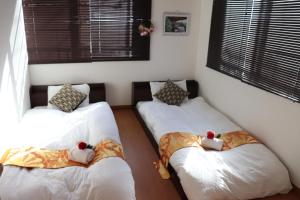 una habitación con 2 camas con animales de peluche. en 赤羽Japanese-Style private Villa & Bike, en Tokio