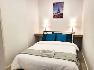 1 dormitorio con 1 cama con 2 toallas en Modern Elegance: 2 Bedroom Oasis w/ Free Parking, en Epping