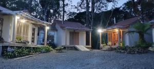 a house with a driveway in front of it at night at Morada do Xaxim - Chalé Hortência in São Francisco de Paula