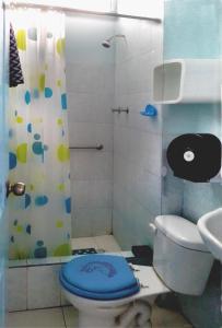 ein Bad mit einem WC und einer Dusche in der Unterkunft DON ALEJANDRO in Trujillo