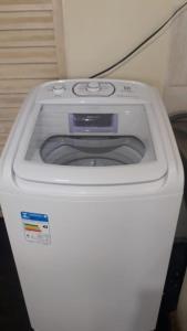 uma máquina de lavar roupa em cima de um aparelho branco em Nosso Lar casa inteira, completa e independente em Barra do Garças