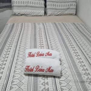 Uma cama ou camas num quarto em Hotel Beira Mar