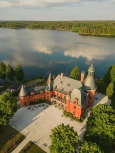 - une vue aérienne sur une demeure de caractère située sur un lac dans l'établissement Lejondals Slott, à Bro