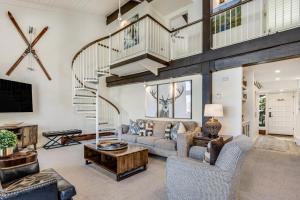 uma sala de estar com sofás e uma escadaria em Interlude Condominiums 3-Bedroom Unit 301 em Snowmass Village
