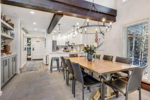 uma cozinha e sala de jantar com uma mesa de madeira e cadeiras em Interlude Condominiums 3-Bedroom Unit 301 em Snowmass Village