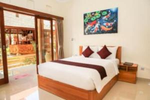 Postel nebo postele na pokoji v ubytování Wayan House Seminyak