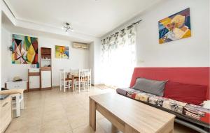 salon z kanapą i stołem w obiekcie Stunning Apartment In Oropesa With House Sea View w mieście Oropesa del Mar