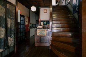 uma escada que leva a um quarto com pisos em madeira em Nunoya Ryokan em Matsumoto