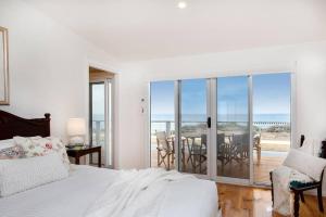 Postel nebo postele na pokoji v ubytování PORT WILLUNGA DREAMING a beach front experience