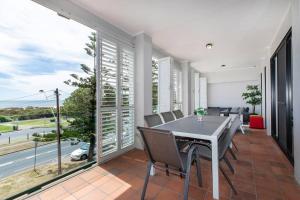 comedor con mesa y algunas ventanas en SEA FOR MILES at Semaphore to relax & unwind, en Semaphore