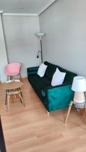 a living room with a green couch and two chairs at El sitio de mi Recreo en Béjar in Béjar