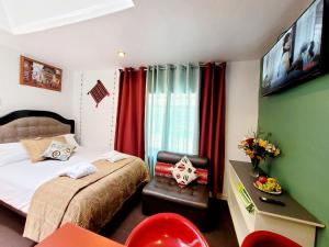 ein Schlafzimmer mit einem Bett und einem Stuhl in einem Zimmer in der Unterkunft wayra house san blas in Cusco