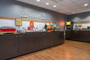 Hampton Inn by Hilton Spring Hill的厨房或小厨房