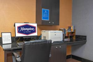 Hampton Inn by Hilton Spring Hill的厨房或小厨房