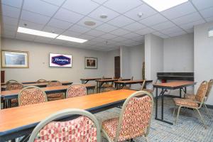 una sala de conferencias con mesas, sillas y un piano en Hampton Inn by Hilton Spring Hill, en Timber Pines