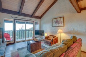 a living room with a couch and a television at Stateline Townhome Less Than 1 Mi to Heavenly Ski Lifts in Stateline