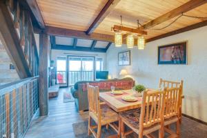 Posezení v ubytování 1 Mi to Stagecoach Lift! Homey Tahoe Townhome