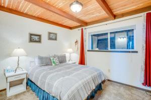 Postel nebo postele na pokoji v ubytování 1 Mi to Stagecoach Lift! Homey Tahoe Townhome