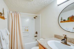 Koupelna v ubytování 1 Mi to Stagecoach Lift! Homey Tahoe Townhome + 17 fotografií