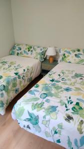 dos camas sentadas una al lado de la otra en un dormitorio en EL SITIO DE MI RECREO, en Béjar