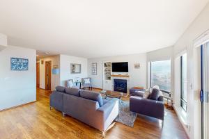 sala de estar con 2 sofás y chimenea en Lake Chelan Shores: The Overlook #19-9, en Chelan