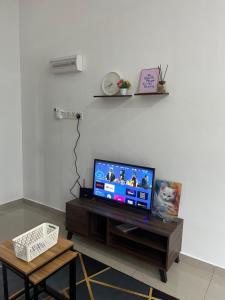 Televizorius ir (arba) pramogų centras apgyvendinimo įstaigoje Manong Kuala Kangsar Homestay Chegu Wok