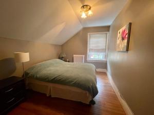 ein kleines Schlafzimmer mit einem Bett und einem Fenster in der Unterkunft ROOM D IN THE WHITE HOUSE in Niagara Falls