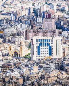 una vista aérea de una ciudad con edificios altos en L’oranais, en Orán