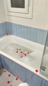 una bañera llena de corazones rojos en EL SITIO DE MI RECREO, en Béjar