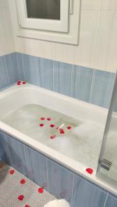 a bath tub filled with lots of red hearts at El sitio de mi Recreo en Béjar in Béjar