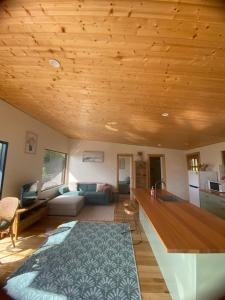 a large living room with a wooden ceiling at Evergreen Cabin in Primrose Sands