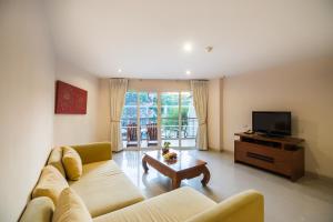 a living room with a couch and a tv at Bella Villa Cabana in Naklua 