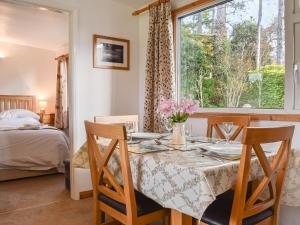 jadalnia ze stołem i oknem w obiekcie Exmoor View w mieście Blue Anchor