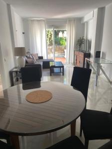sala de estar con mesa y sofá en Ola Blanca Carihuela Apartamento, en Torremolinos